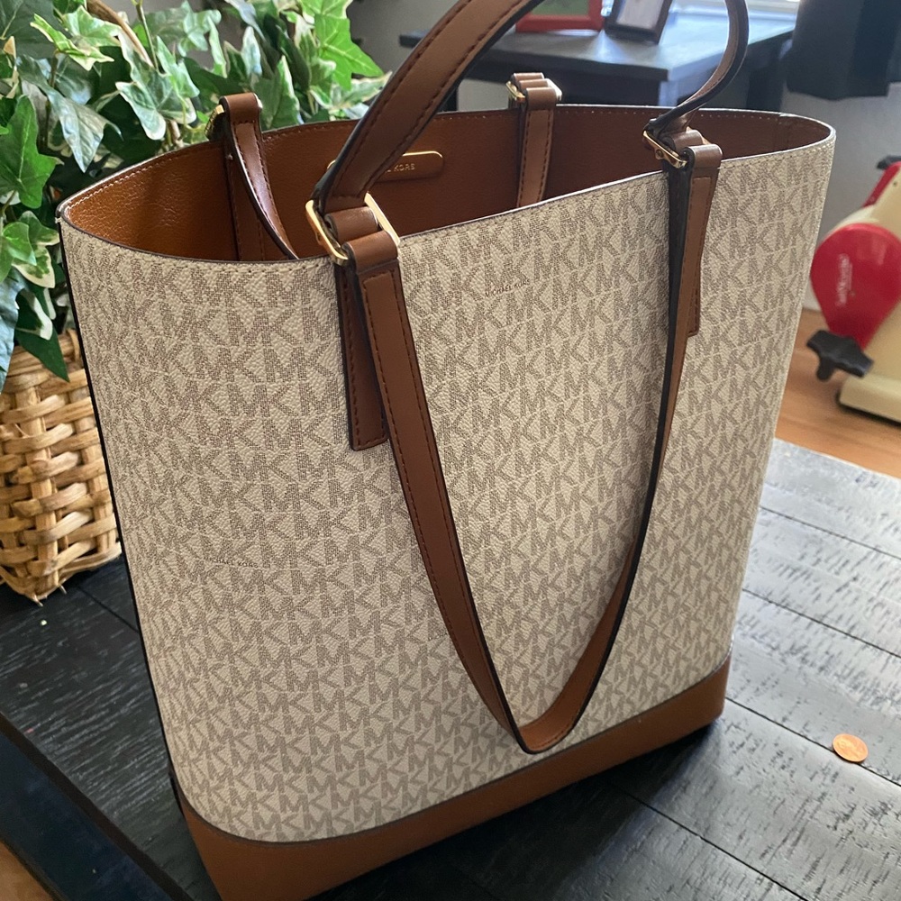 Like new Michale Kors Purse it has only been worn once.